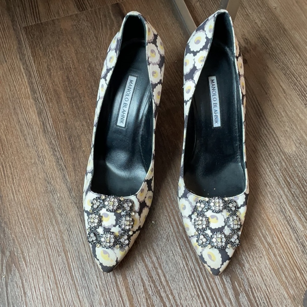 Authentic Manolo  Blahnik Hangisi pumps